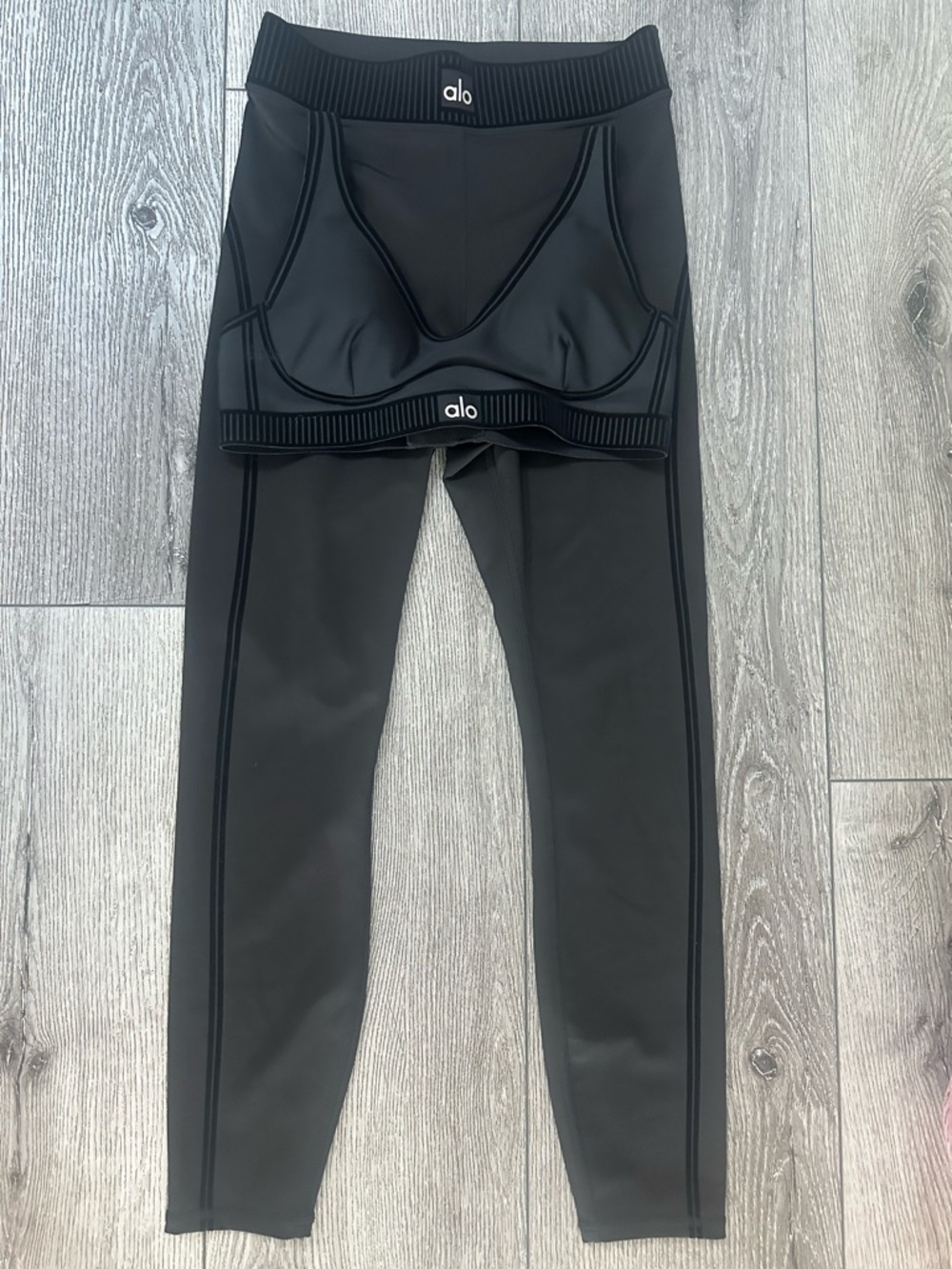 SOLD!!

ALO Black Seamless Sports Bra & Legging Set